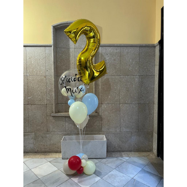 Composición de un numero con base decorada de globos